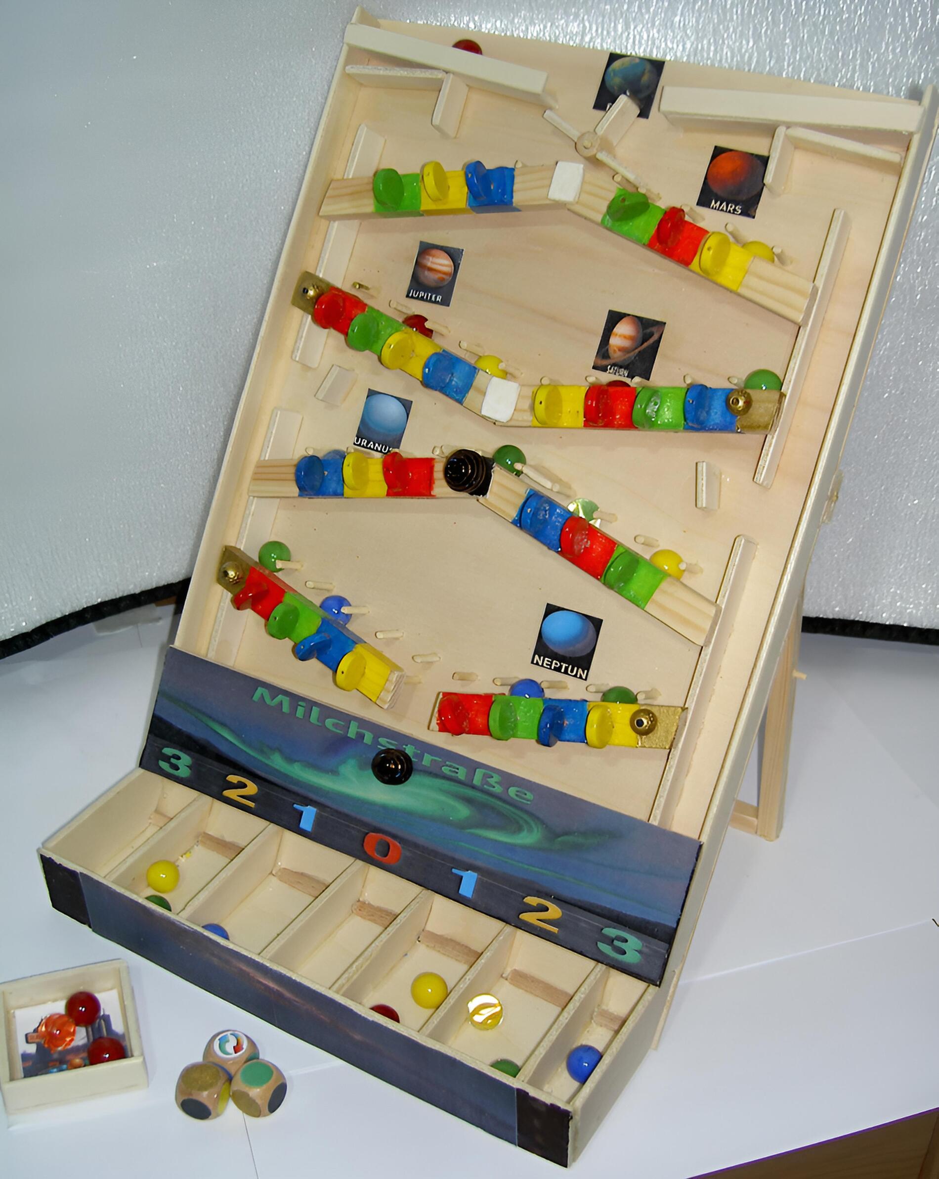 Murmel7 Spielbrett von vorne mit farbigen Murmeln