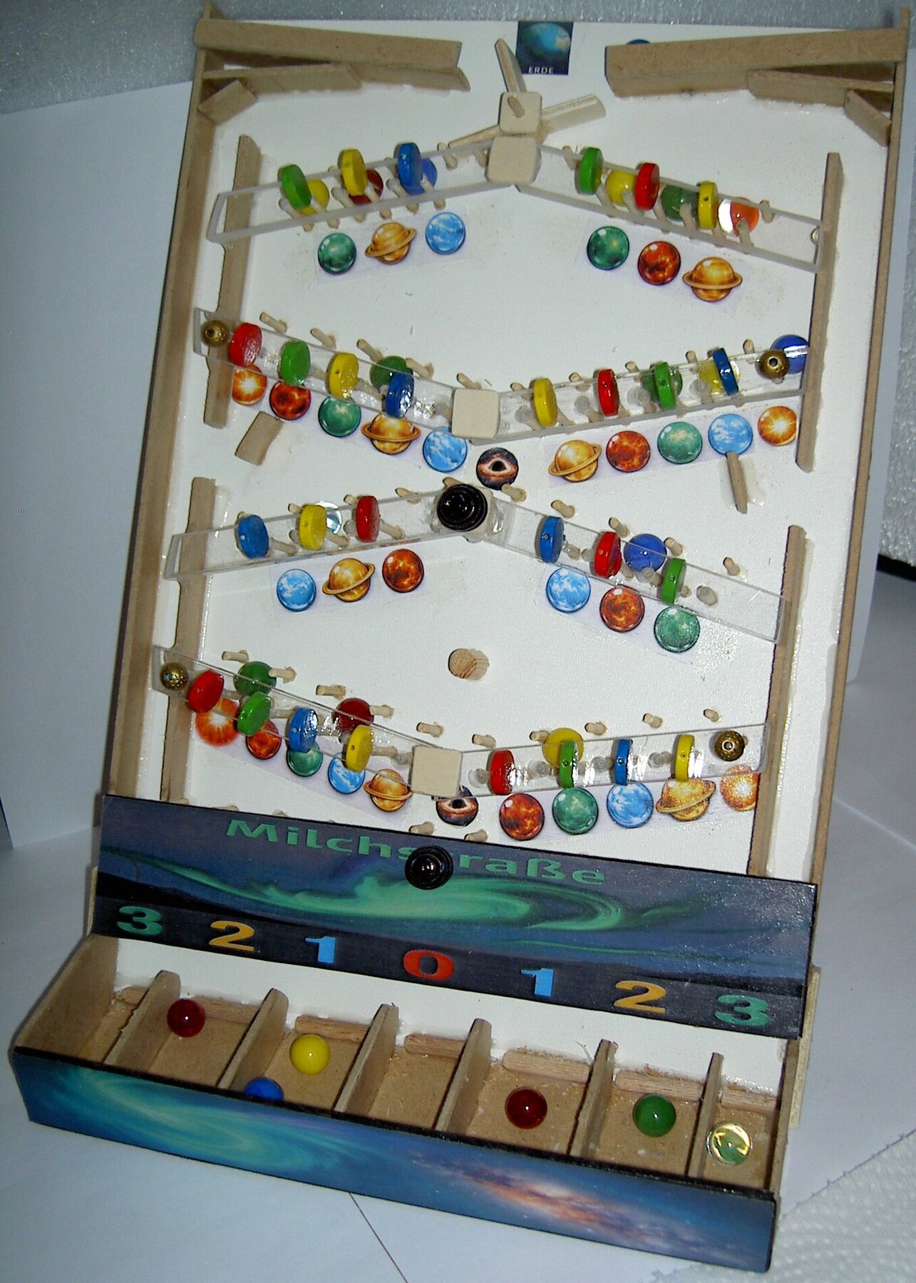 Murmel7 Brettspielprototyp mit farbigen Murmeln